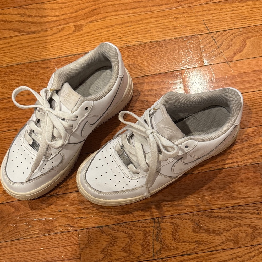 Nike White Low-Top Leather Sneakers with Gray Lining